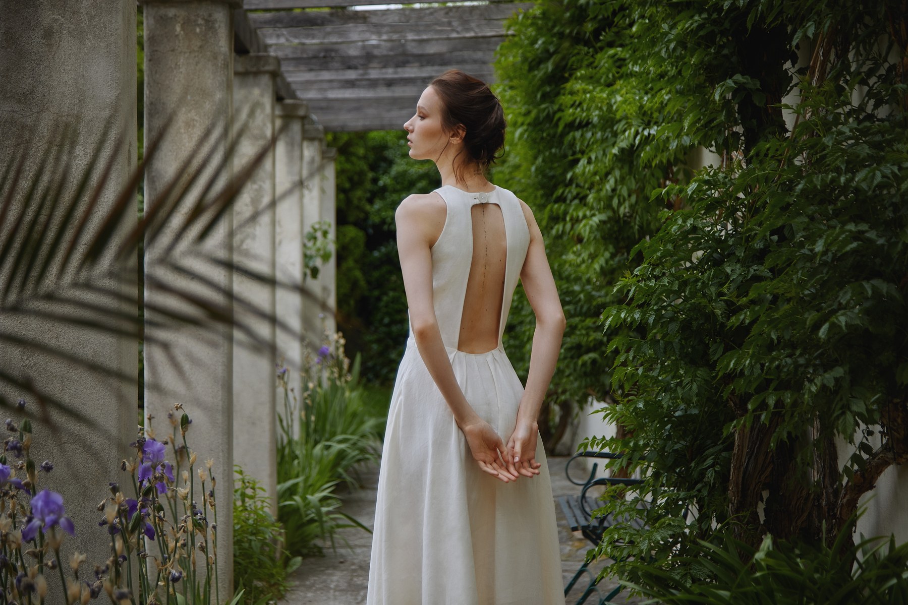 Platzhalter: Brautkleid mit fließendem Rock, Rückansicht im Tageslicht