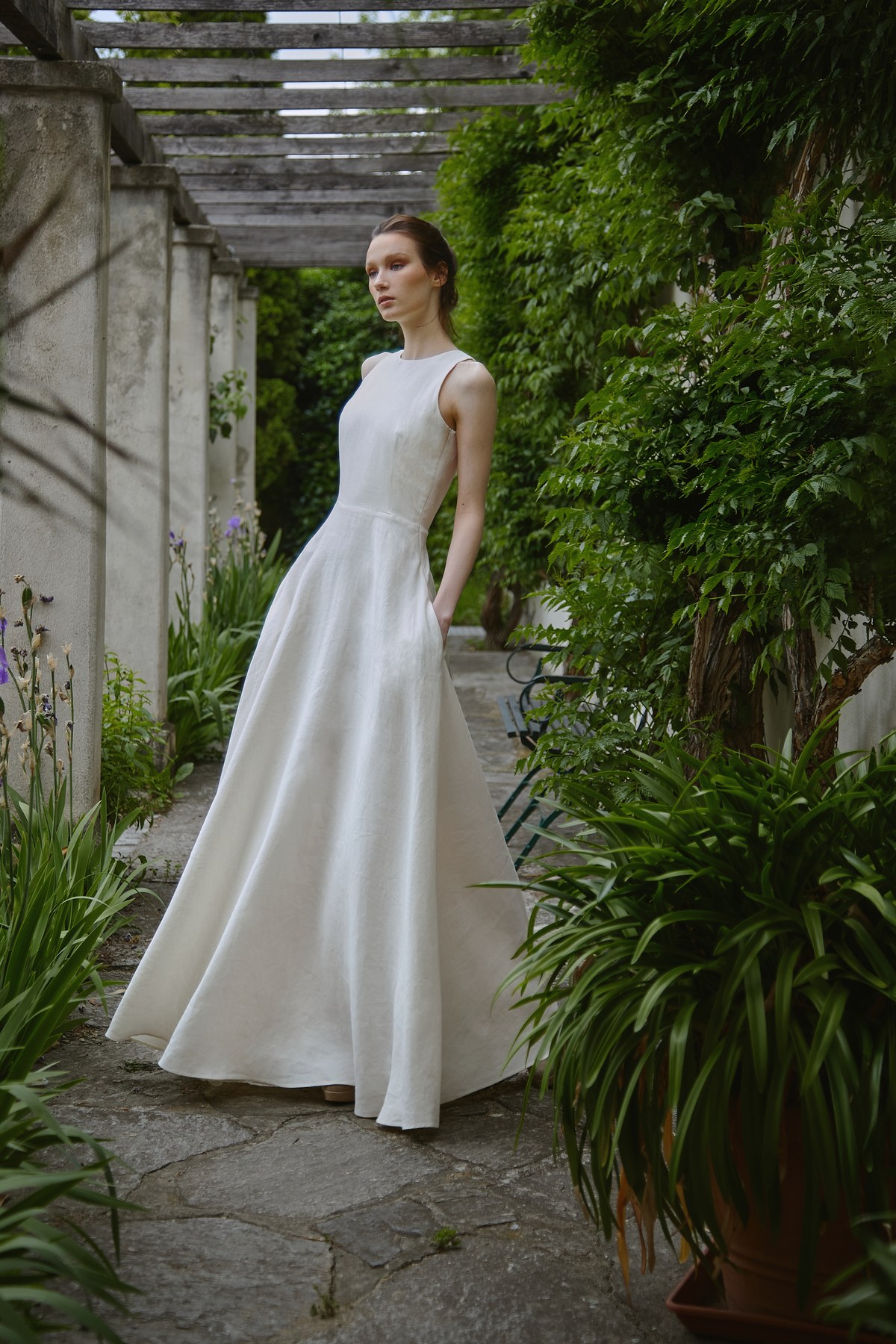 Platzhalter: Brautkleid in der Anprobe, Seitenlicht im Atelier