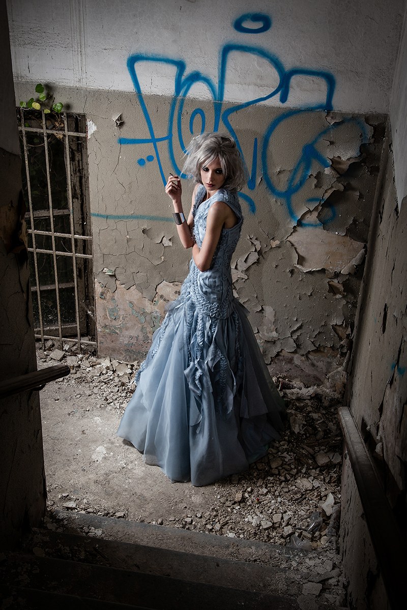 Platzhalter: Abendkleid mit Schleppe in Bewegung