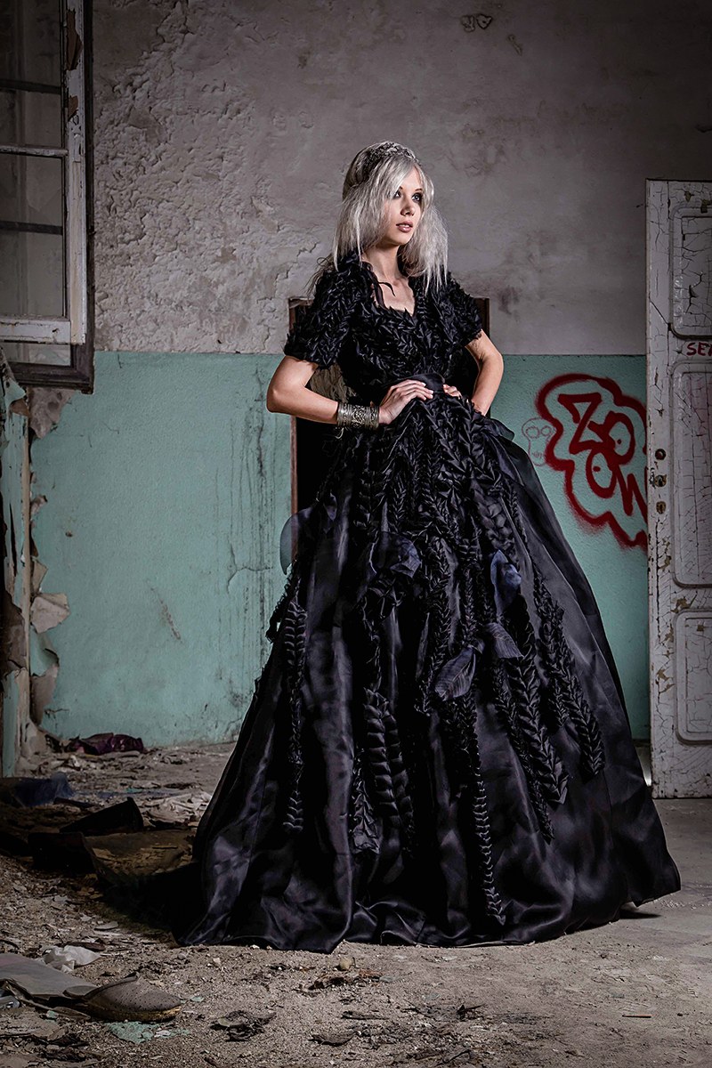 Platzhalter: editoriales Hauptbild einer Couture-Robe im Wiener Atelier